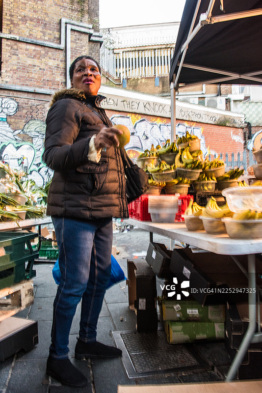 布里克斯顿街市水果摊前的女人图片素材