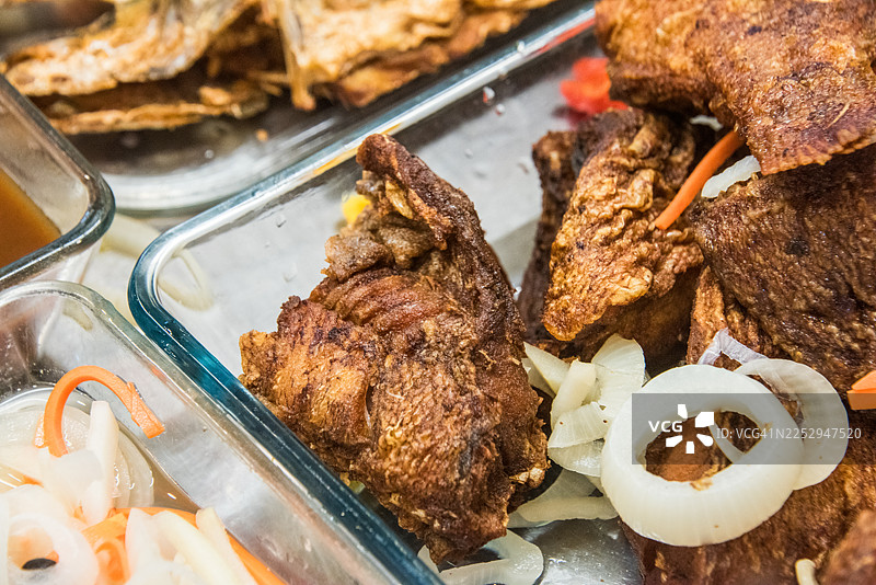 市场上展示的香脆炸鱼块图片素材