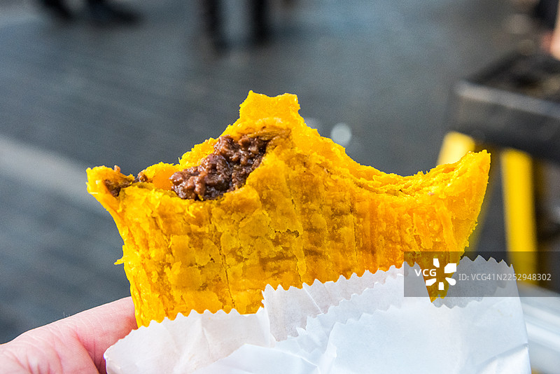 咬了一口的牙买加牛肉馅饼特写图片素材