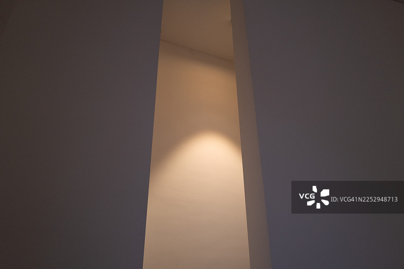 柔和的光束照亮黑暗的背景图片素材