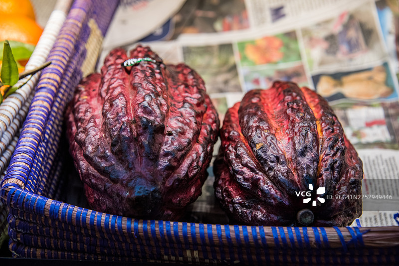 编织篮中的大可可豆荚图片素材