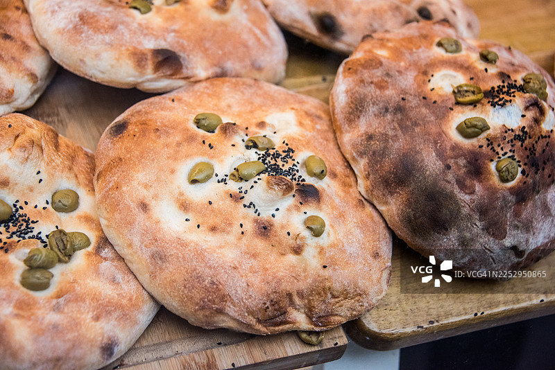 市场上的带青橄榄的圆形扁面包图片素材