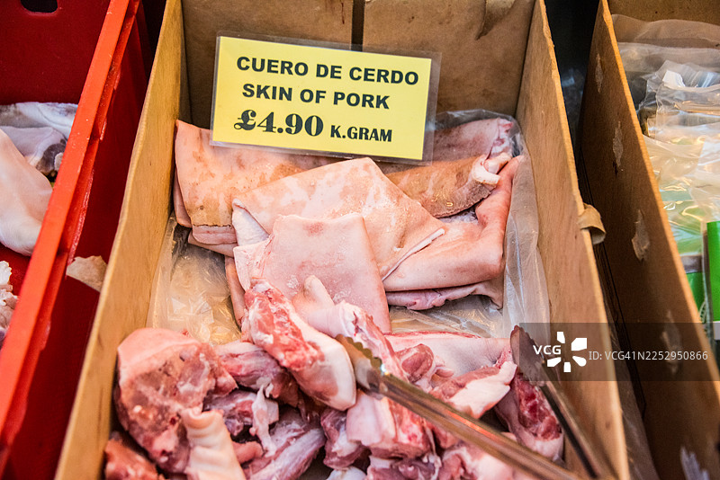 市场肉铺售卖的包装猪皮图片素材