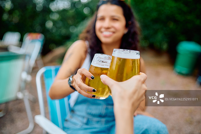 朋友们在户外庆祝时举杯畅饮图片素材