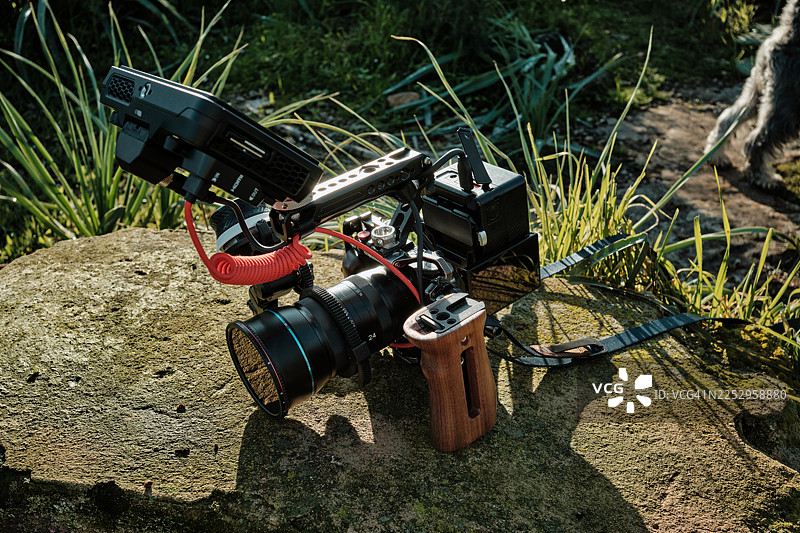 专业电影摄影机在户外岩石上拍摄图片素材