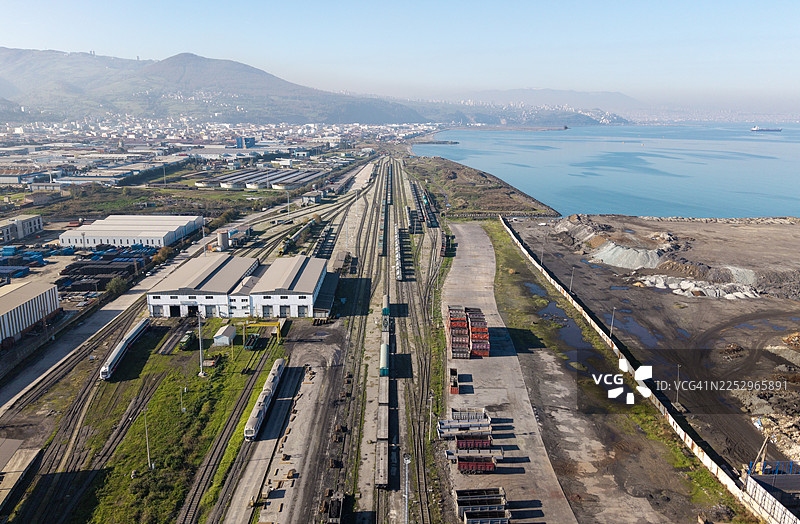 俯瞰大型工业港口，有火车、仓库和大海图片素材