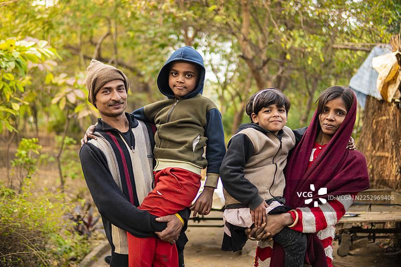 户外肖像，一位快乐的印度乡村家庭成员正微笑着看向镜头。图片素材