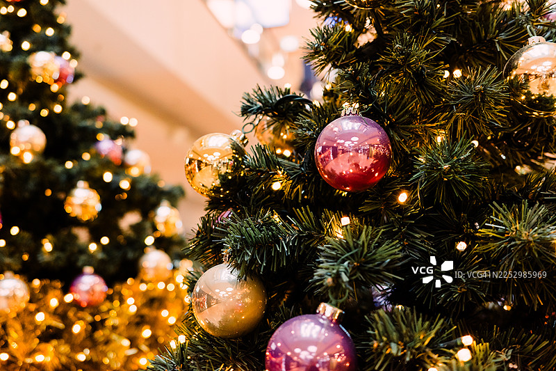 节日圣诞树挂满装饰品，温暖的金色灯光营造出舒适的节日氛围图片素材
