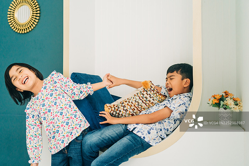 小女孩拉着哥哥的手一起玩耍图片素材