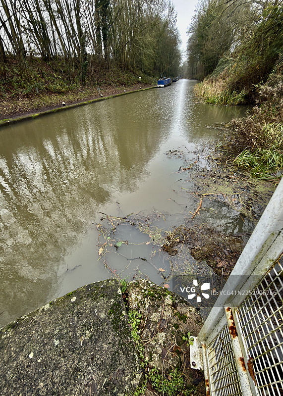 秋日乡村运河闸门附近堆积的杂物景观图片素材