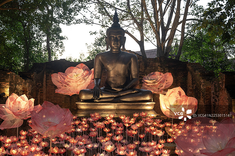 坐佛雕像在灯光装饰下的美景图片素材