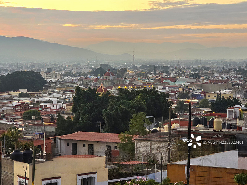 清晨瓦哈卡市景屋顶的全景视图图片素材