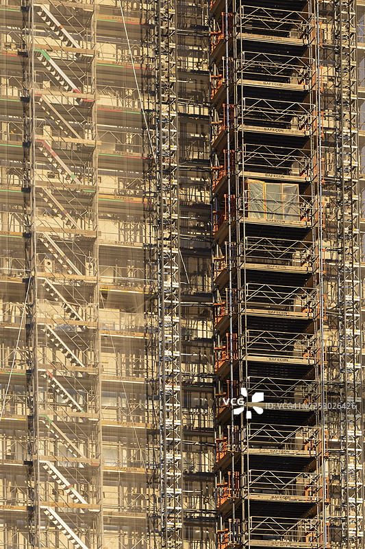 被脚手架覆盖的建筑图片素材