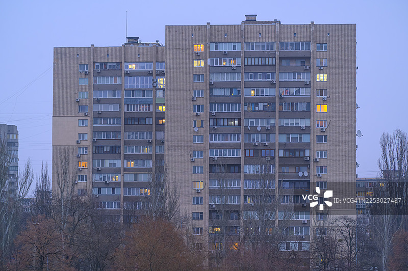 苏联时期住宅楼的外部外观，黄昏时分图片素材