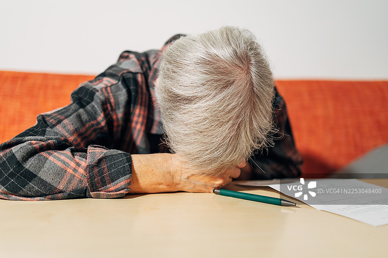 年长女性为财务文件烦恼图片素材