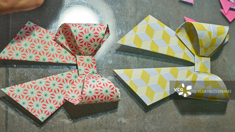 DIY装饰蝴蝶结，有粉色、黄色和红色图案图片素材