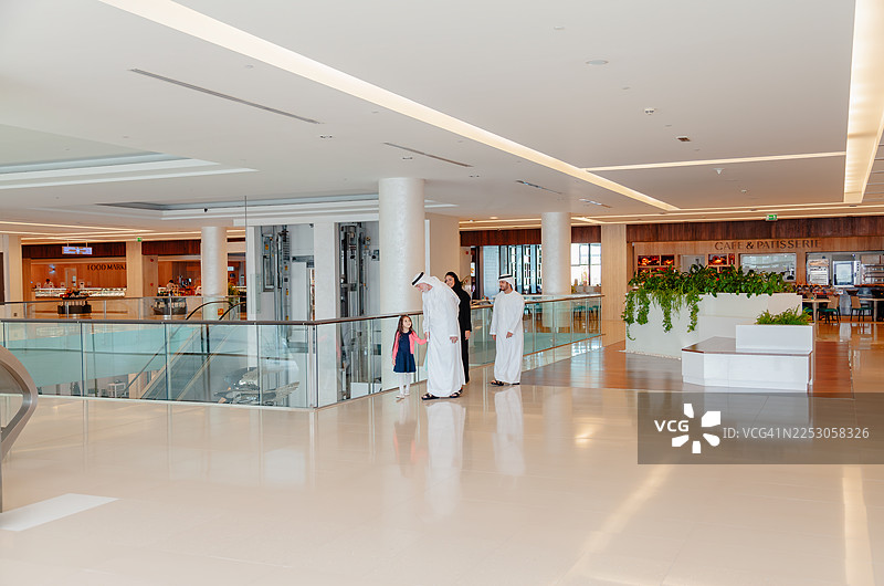 中东三代家庭在现代购物中心一起散步图片素材