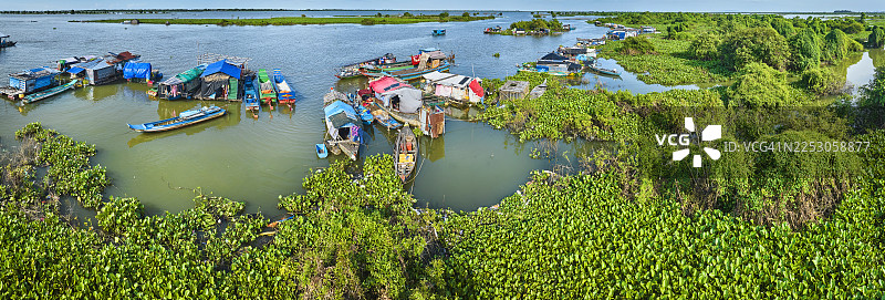 柬埔寨洞里萨湖三角洲上的水上村庄图片素材