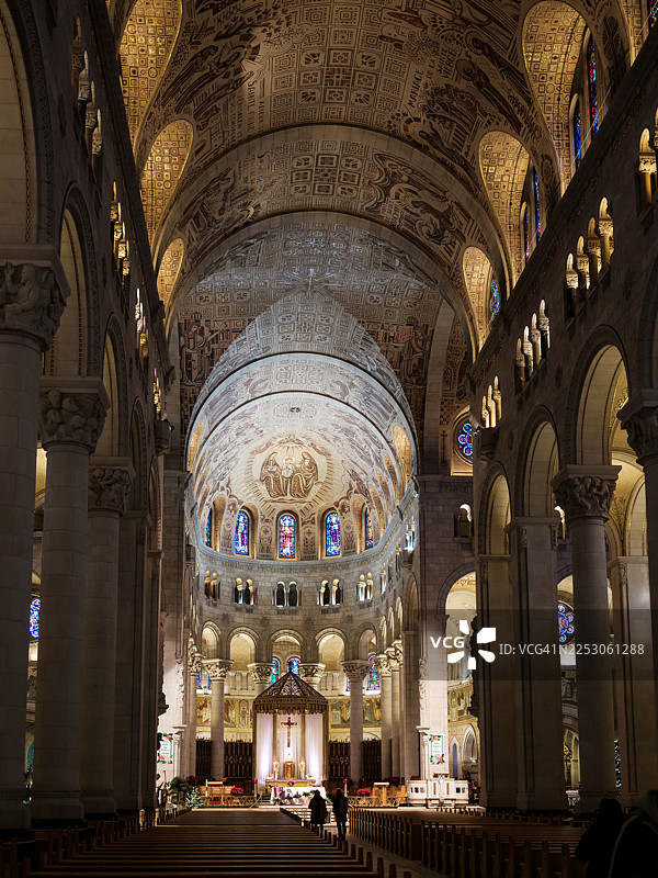 为圣诞节装饰的圣安妮德博普雷大教堂内部图片素材
