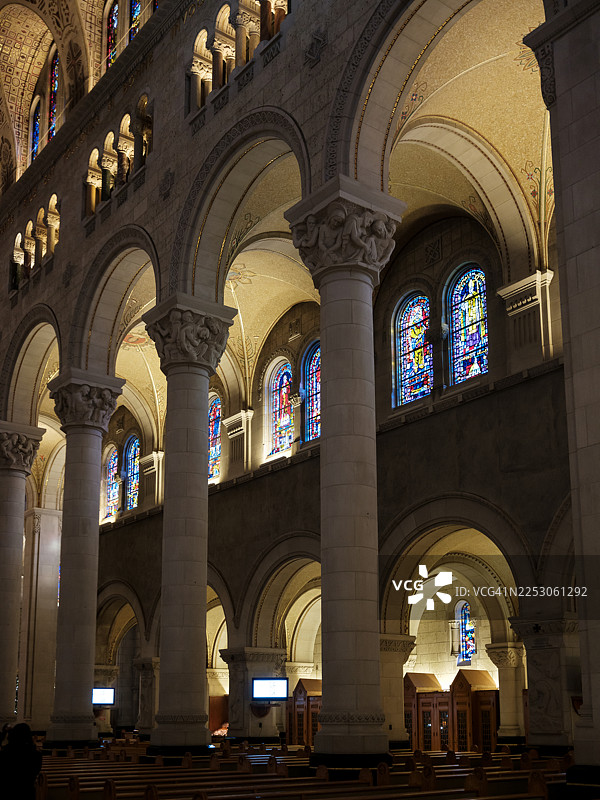 圣诞节期间装饰的圣安妮德博普雷大教堂内部图片素材