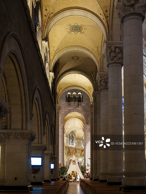 圣诞节装饰的圣安妮-德-博普雷大教堂内部图片素材