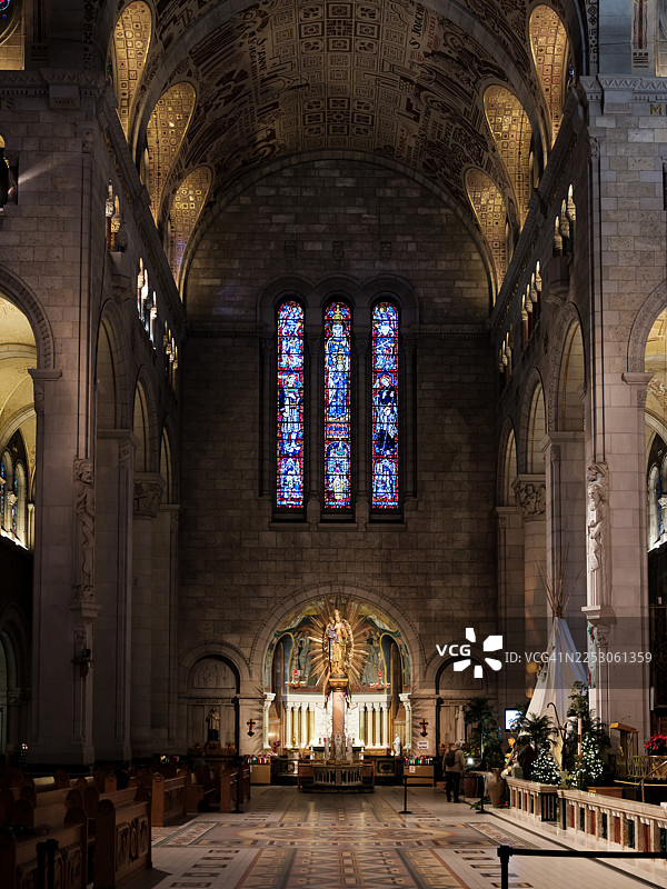 圣诞节装饰的圣安妮-德-博普雷大教堂内部图片素材