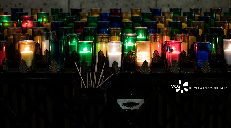 圣安妮-德-博普雷大教堂内点燃的祈祷蜡烛。图片素材