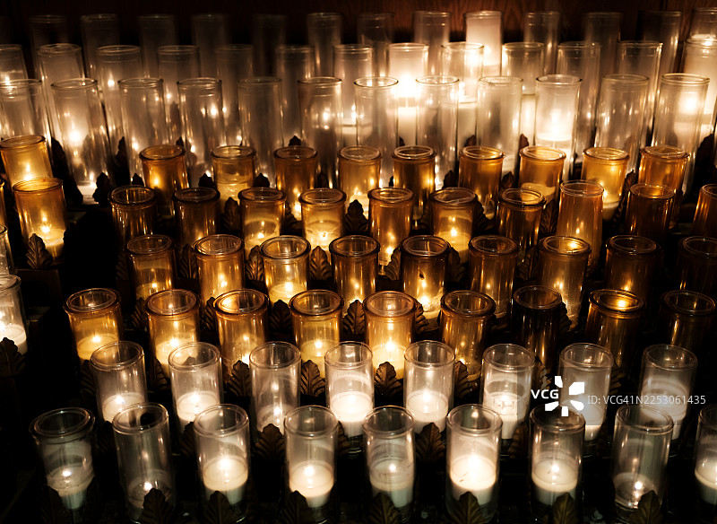 圣安妮-德-博普雷大教堂内点燃的祈祷蜡烛。图片素材