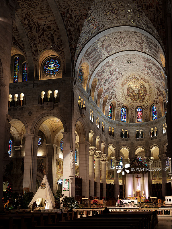 圣诞节期间装饰的圣安妮德博普雷大教堂内部图片素材