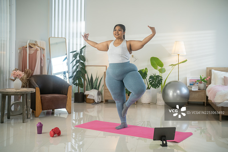 胖女人在家练习瑜伽体式图片素材