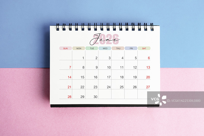 2026年6月桌历，背景为蓝粉色，带有阴影。图片素材