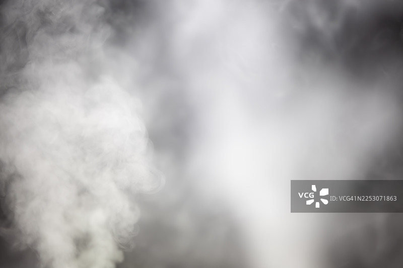 深色背景上的白色抽象烟雾图片素材