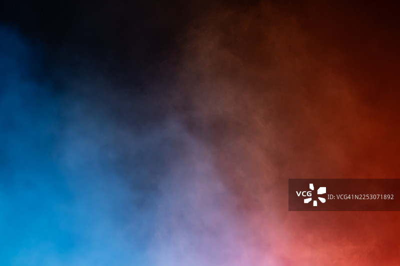 深色背景上的抽象彩色烟雾图片素材