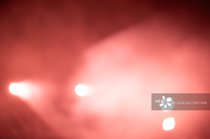 黑暗烟雾缭绕氛围中的舞台聚光灯图片素材