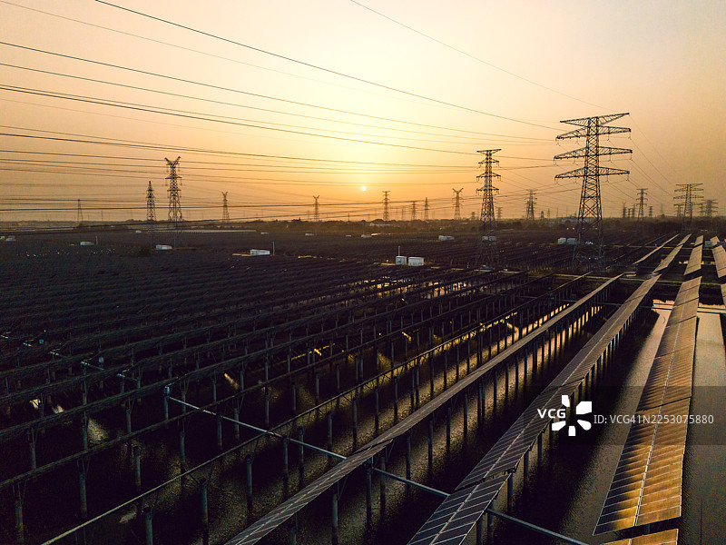 太阳能电池板与高压电塔图片素材
