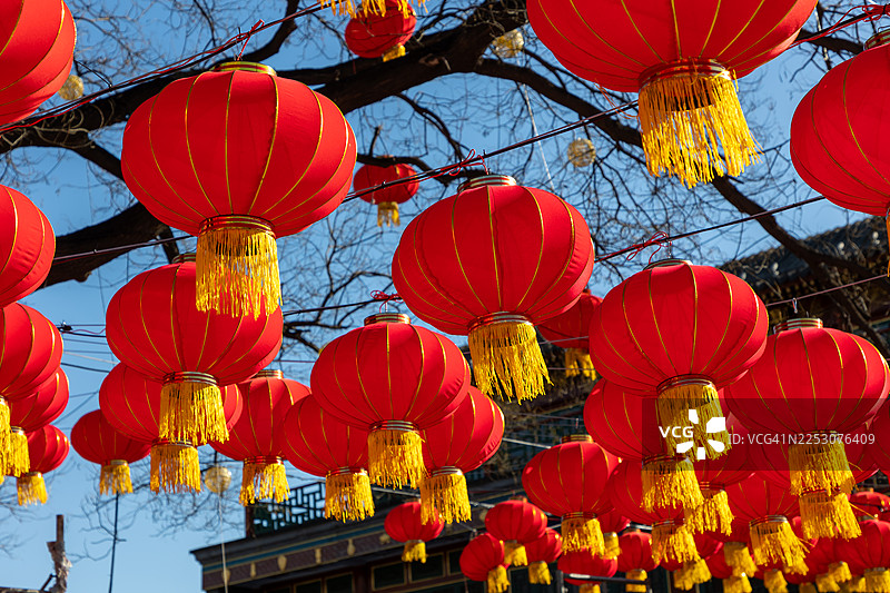 中国北京，春节期间，中国传统文化元素红灯笼迎新春。图片素材