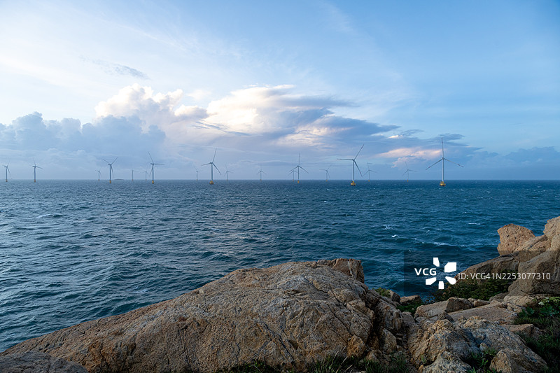 岸边的风力发电机图片素材