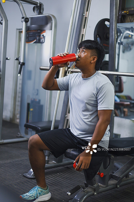 截肢的运动型男在健身房休息图片素材