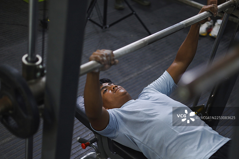 男子做卧推图片素材