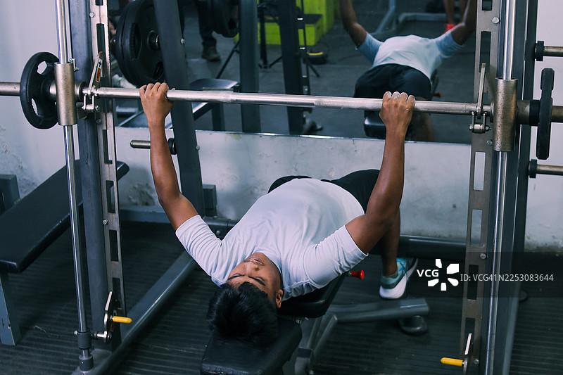 残疾男子在健身房进行卧推图片素材