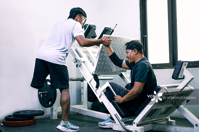 残疾男士在健身房锻炼图片素材