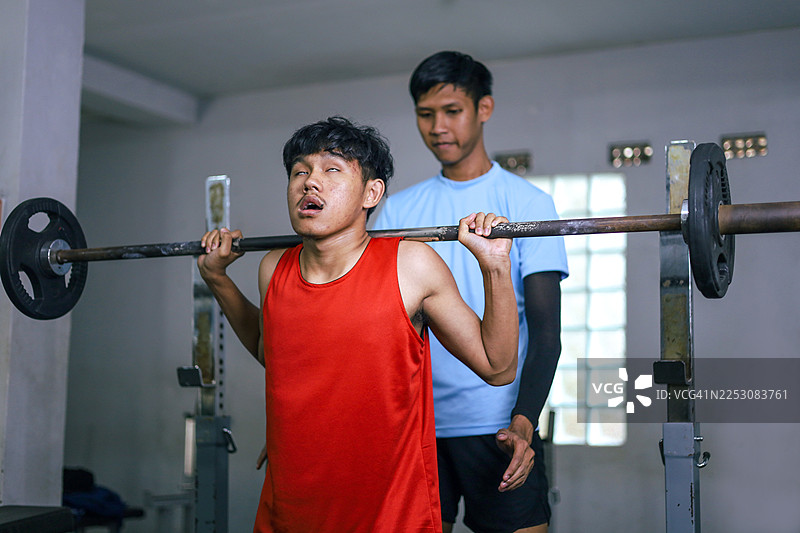 健身房教练与学员图片素材