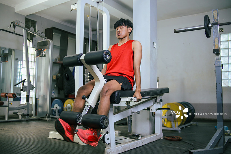年轻男子在健身房图片素材