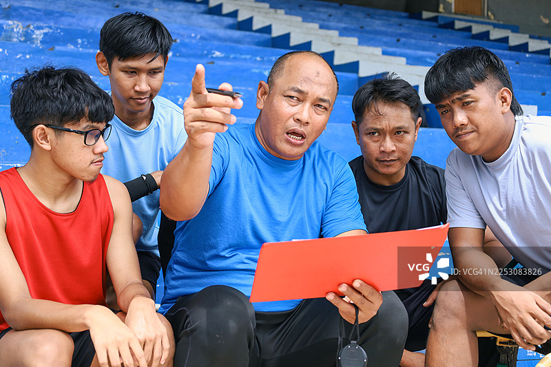 教练和运动员在体育场看台图片素材