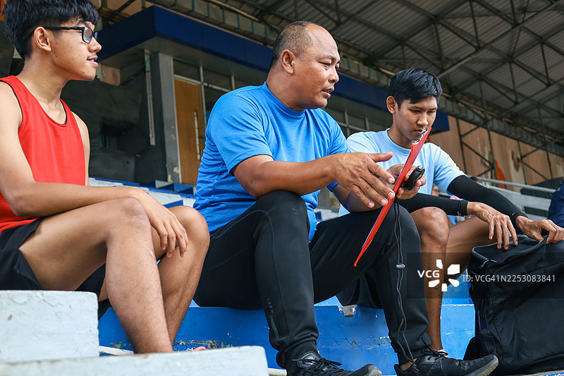 教练与运动员讨论图片素材