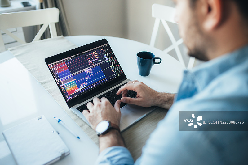 加密货币交易员分析市场图表图片素材