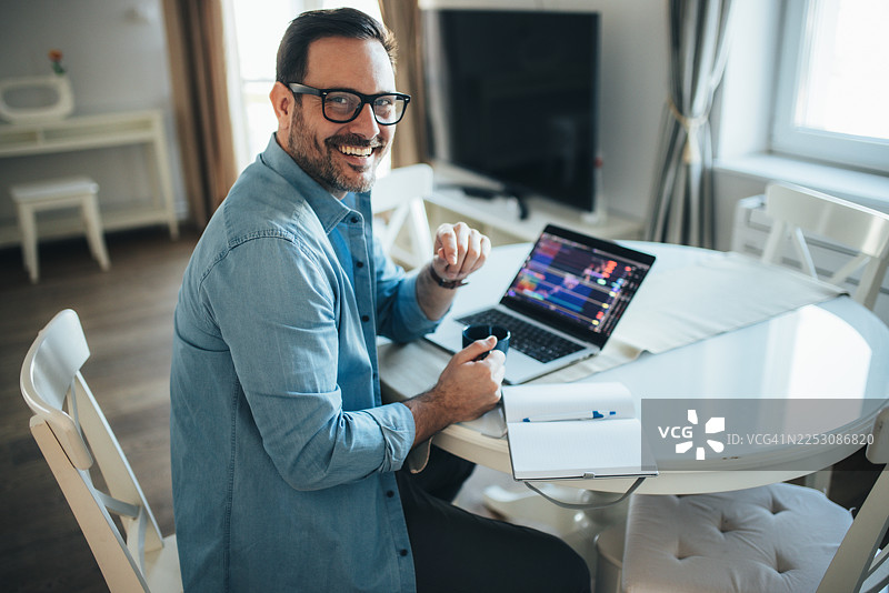 加密货币交易员分析市场图表图片素材