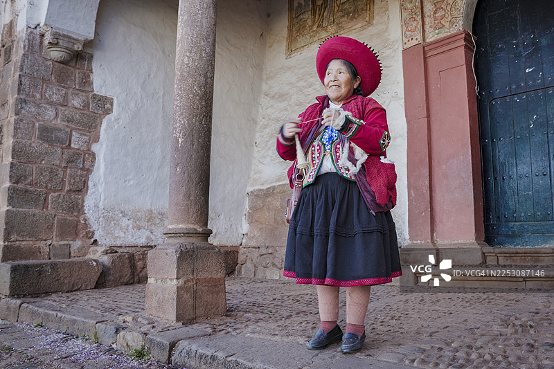秘鲁妇女在圣谷钦切罗手工纺羊毛图片素材