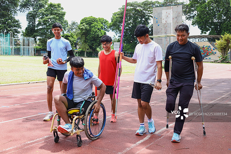 残疾运动员们一起训练图片素材