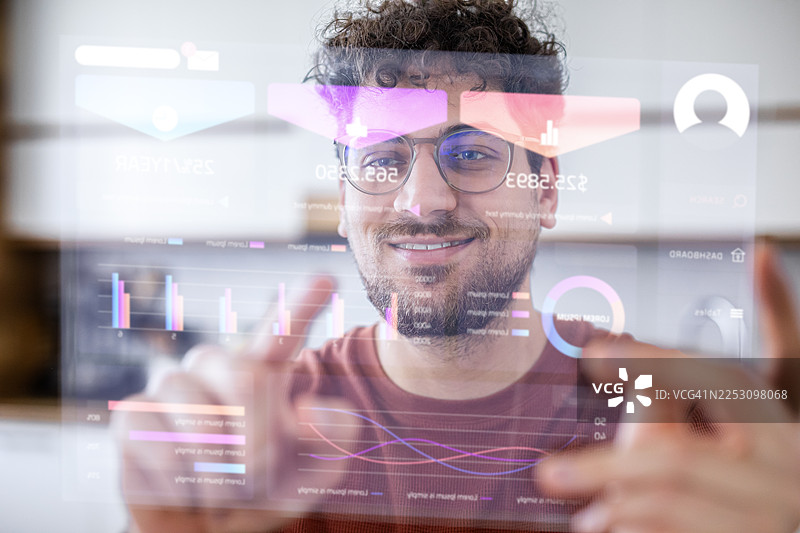 平板上的智能家居控制仪表板图片素材